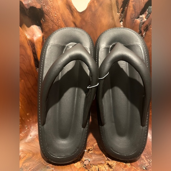 NEW w Tags Women's Black Flip Cloud Flop Sandals! Will fit a 9-10 women’s - Picture 7 of 9